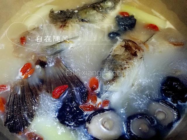 放入发好的香菇和枸杞 继续煮 大火转小火 盖上锅盖炖煮至汤渐渐浓白