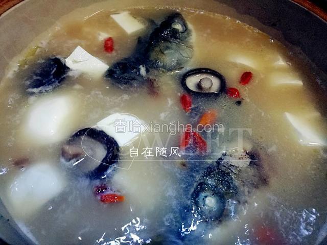 放入切好的嫰豆腐 再炖煮约二十分钟 
