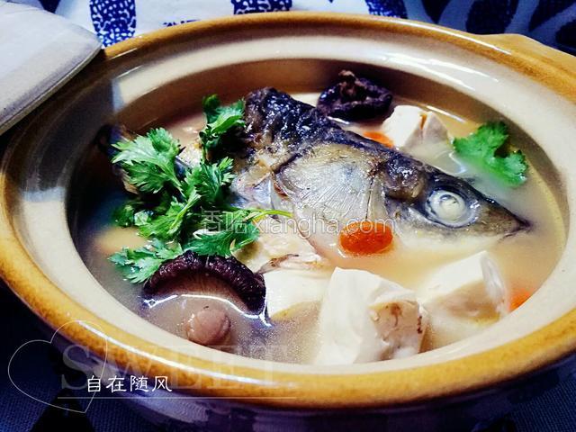 关火 放入适量盐 少许白胡椒粉 撒上香菜 即可上桌啦