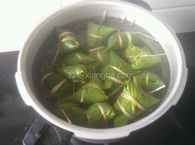 把粽子放进高压锅，加没过粽子的冷水。