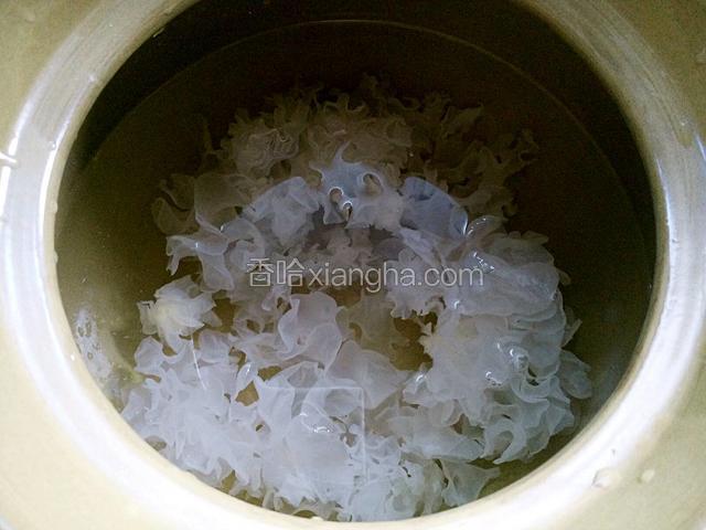 用一个砂锅，一次性加足水，在放洗好的银耳【水可以根据自己食材多少而定】