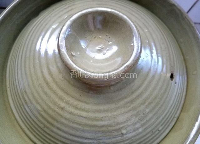 盖好盖，开大火煮开，在转中小火熬制半小时左右，