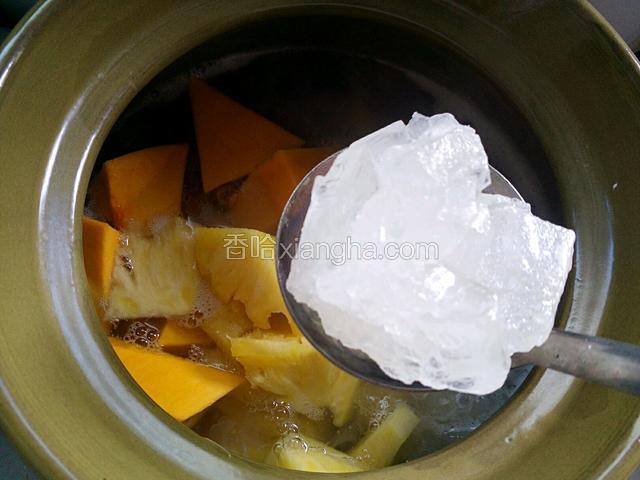 在放冰糖，中火熬制20分钟左右，自己可以随时看看，南瓜软了，但不能煮的太软就可以了【冰糖可以根据自己的口味加入】