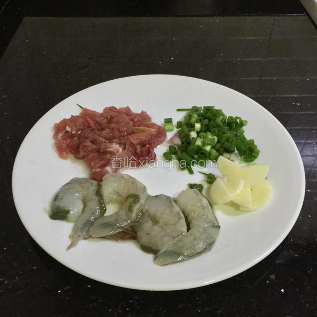 瘦肉适量，用油+盐腌制10分钟
海虾4个，挑虾线，料酒腌渍下，
蒜头一个切片，葱一根切葱花。