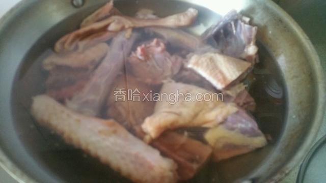 锅中加入适量的冷水放入鹅肉，加入少许花椒大料大火烧开