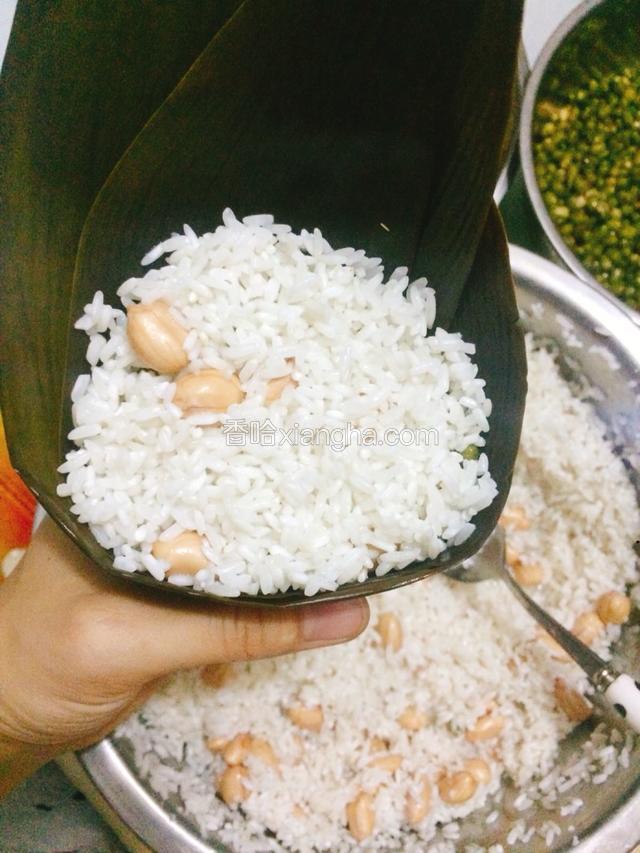 最后再把表面铺上糯米，用勺子压实。
