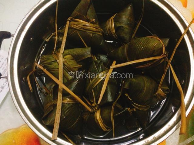 全部包好后放入锅中，加入水，水要把粽子全部浸泡住。大火煮两个半小时，我的锅比较小，如果锅比较大或者粽子比较少两个小时就可以了。