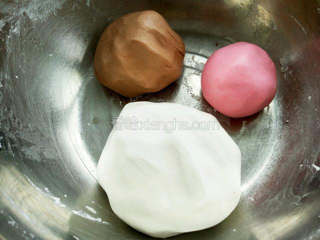 揉好后备用 正常比例应该是黑白粉221  但是白色的还要包其他的汤圆 所以多做了点  都揉好后密封饧发 等待的同时制作馅料