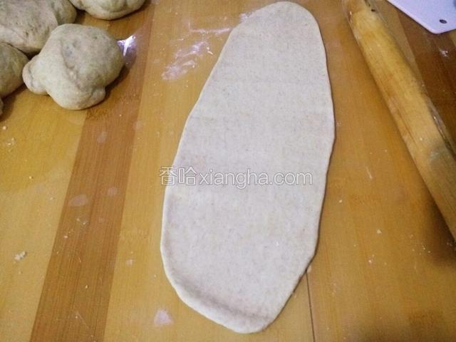 取一份擀成牛舌状