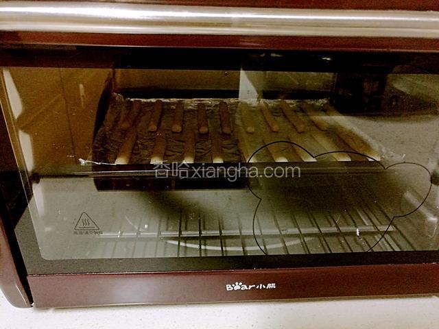 送入预热好的烤箱，上下火165度烤15分钟即可。