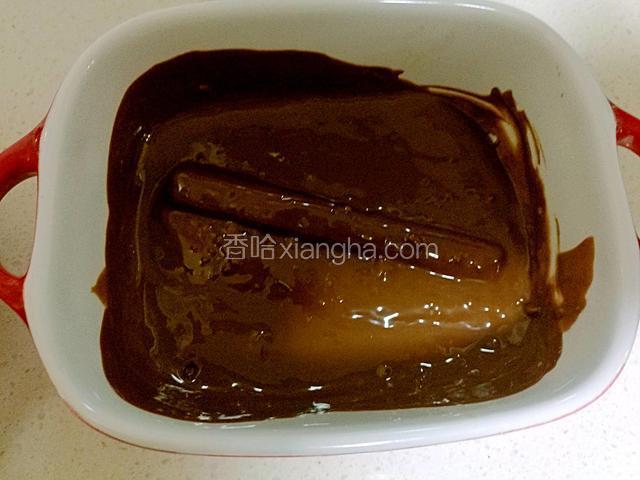 烤好的饼干条裹满巧克力。