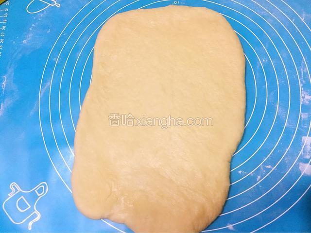 把面团擀成长方形