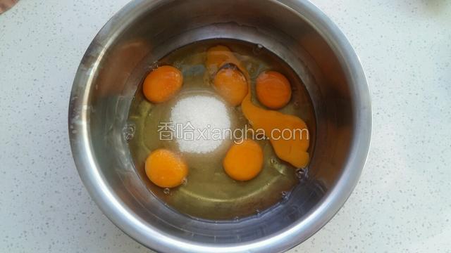 全蛋液加入全部白糖打发。