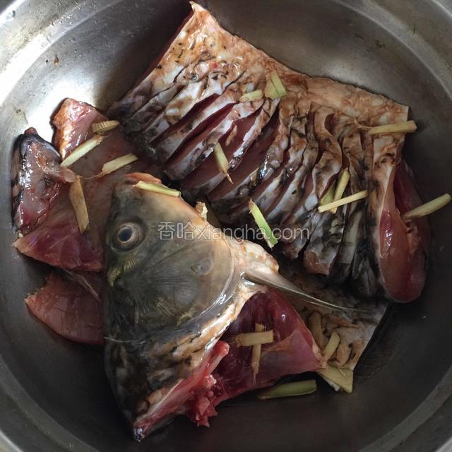鱼尾剖开，所有的鱼肉都放入盆中，放入少许姜丝和料酒、胡椒粉、生抽腌制10分钟。