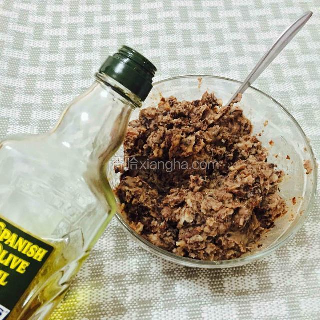 版本1～蜂蜜版本
加进几滴橄榄油，用勺子用力展压豆泥。让豆泥更细腻。