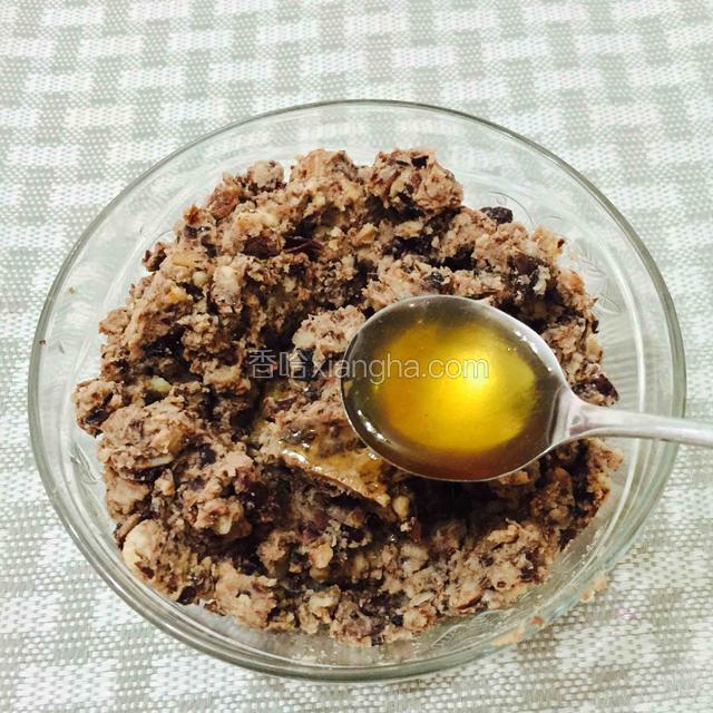 加进2勺子蜂蜜，搅拌均匀继续用勺子展压豆泥，让豆泥更加细腻，目测豆泥很细腻就可以了。再把芸豆泥放进冰箱雪藏一个钟，就可以用月饼模具做成饼状了。
PS:蜂蜜版本，口感清新，比较烂软绵，适合随餐吃。注意加蜂蜜不要多加，不然豆泥水份多，做不了饼。不够甜，可以做好后淋上一勺子蜂蜜。