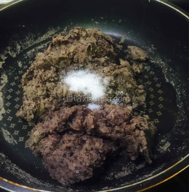版本2～白糖版本
把平底锅小火温热，倒进适量的橄榄油，倒进芸豆泥，加上适量的白沙糖。用木铲展压芸豆泥和翻炒。这样可以蒸发一部分水份。豆泥相对干点，容易成饼