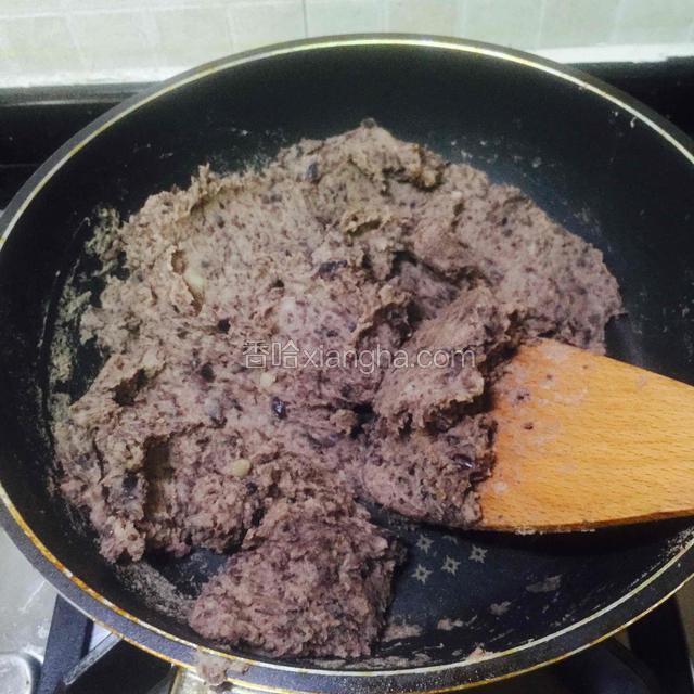 小火，继续用木铲展压芸豆泥和翻炒。但注意也不要太干。太干饼饼会松开。
目测豆泥很细腻，泥不会粘锅，就可以了。
