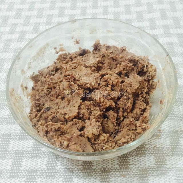 炒好的芸豆泥，晾冻，再放进冰箱雪藏一个钟再做饼，口感更好。也可以做好后雪藏。也可以不雪藏，各人喜欢了。
