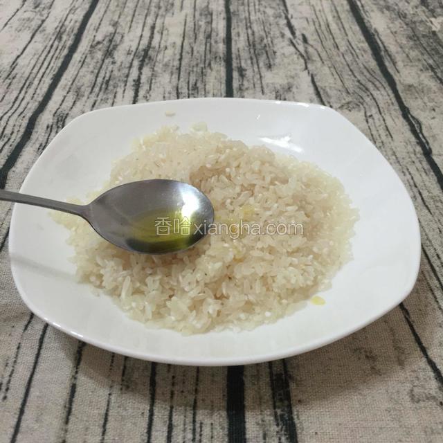 东北大米洗干净
小窍门：在淘干净的大米上，滴上几滴橄榄油，腌渍10分钟，这样米更容易煮的软绵，口感更绵滑。
