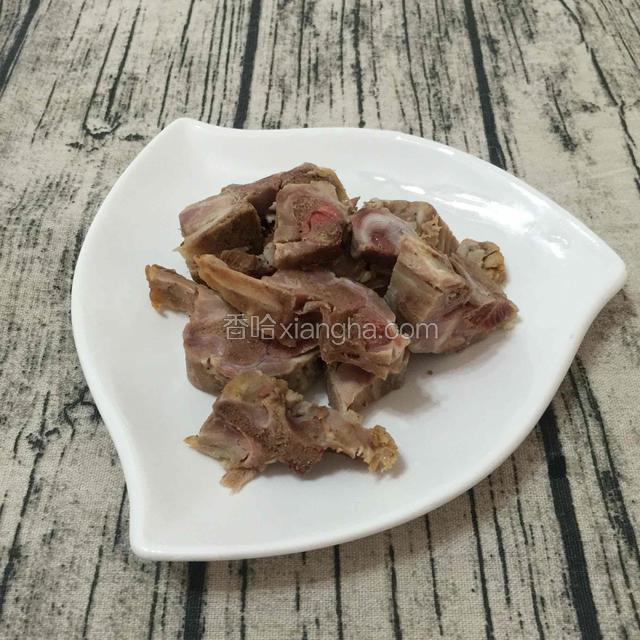 烧咸骨大概半斤，斩块，这个在烧味店有卖。
这个骨也可以用新鲜的猪骨，用盐腌上一晚，变成咸骨。