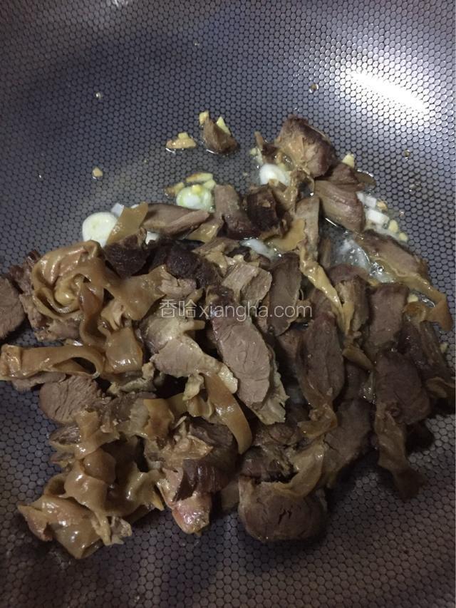 放入护心肉 放料酒一小勺 白糖一勺 不用放盐 翻炒均匀