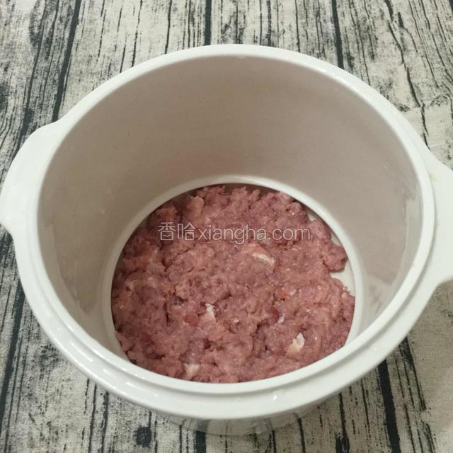 把猪肉碎平铺在炖锅底