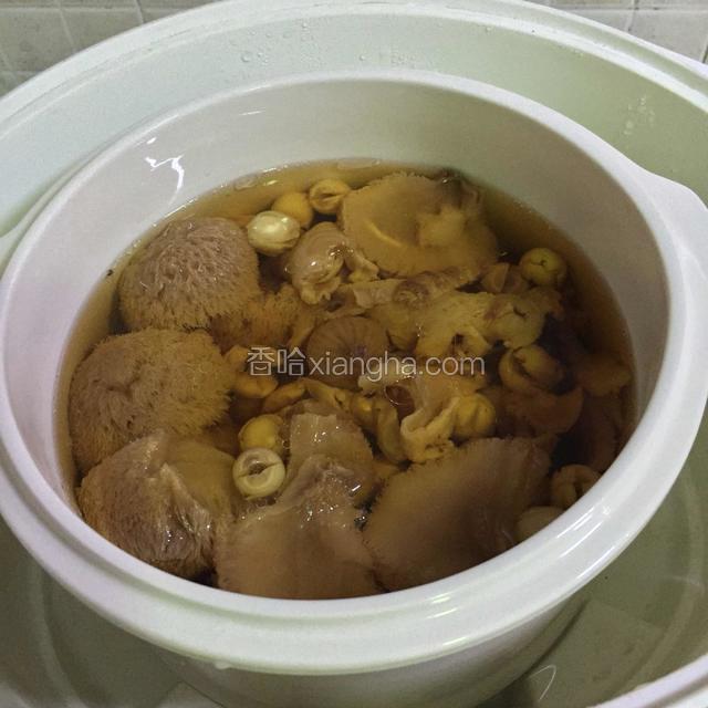 炖好了，好清亮的汤，加上适量的盐，就可以食用了
