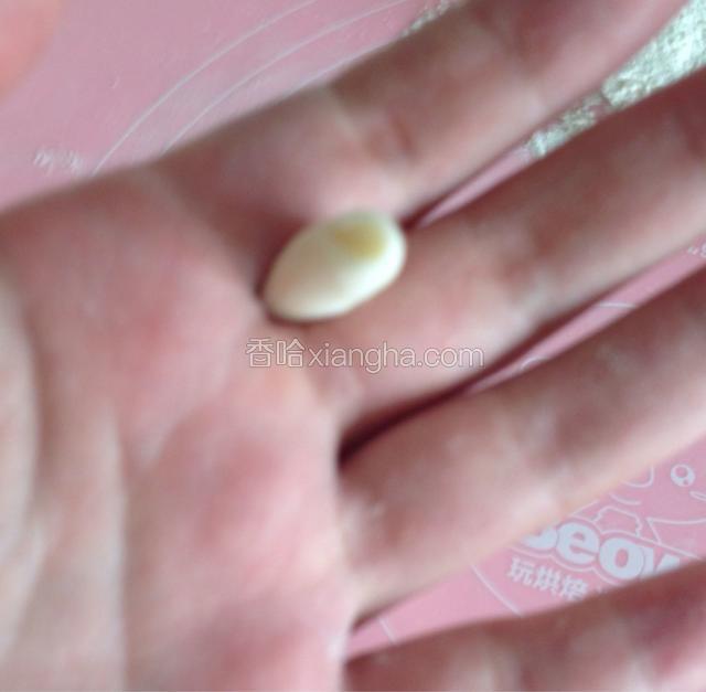 用左手中指和食指夹住