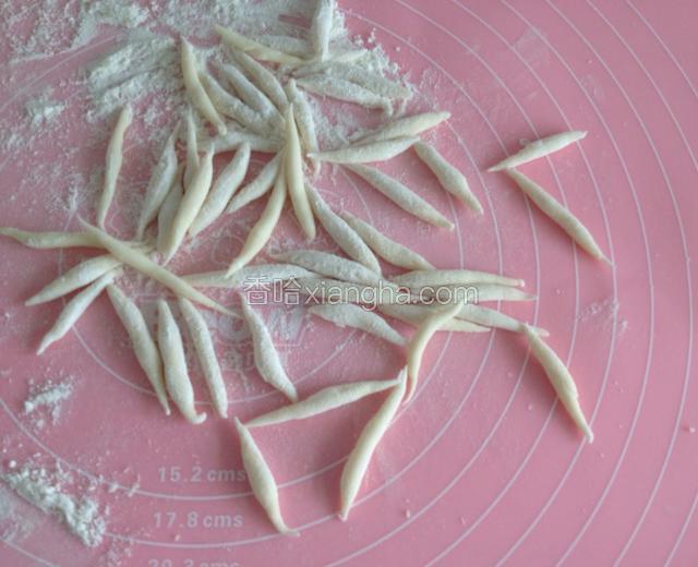 面垫上撒上面粉，把搓好的面条放在面粉上，避免粘连，一次做好所有