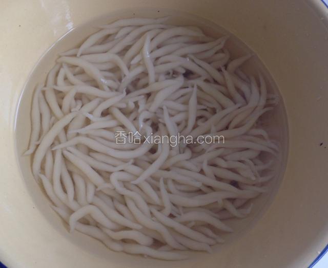 捞出放入盛有矿泉水的盆中