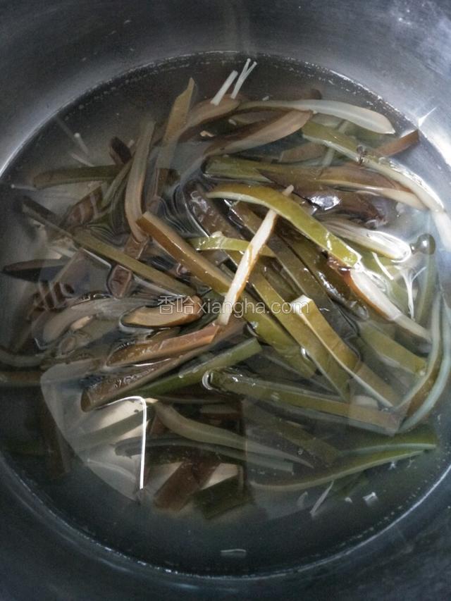 倒入烧开的水中焯水，捞出洗净备用