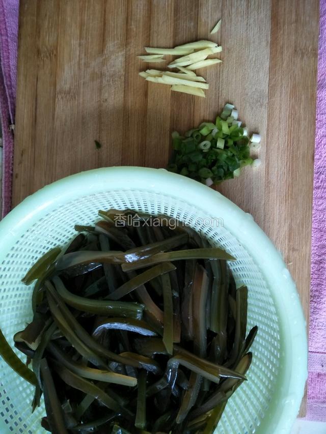 生姜切丝，葱切碎