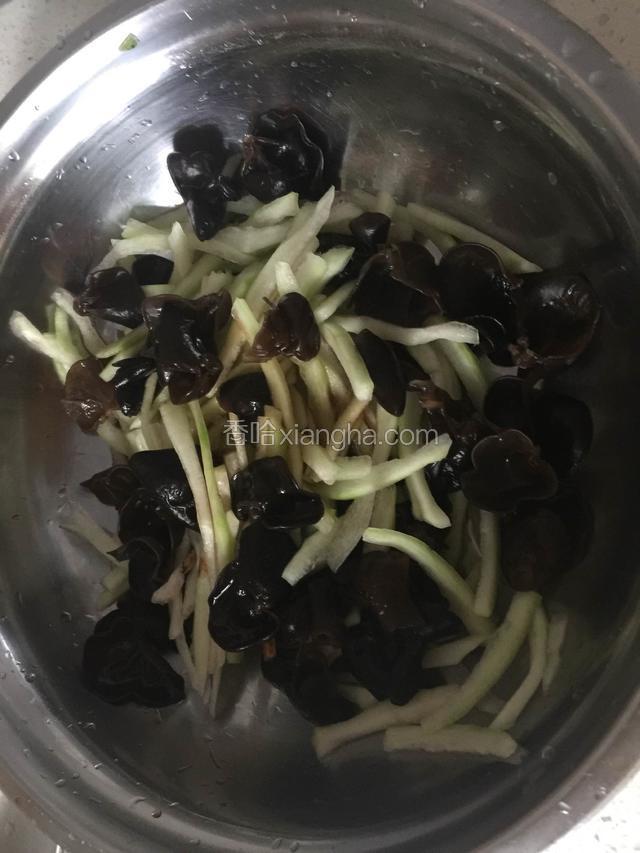 沥水以后加生抽醋糖盐