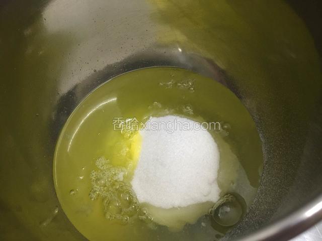 蛋清加糖中速打发.呈鸡尾状态.不要太老