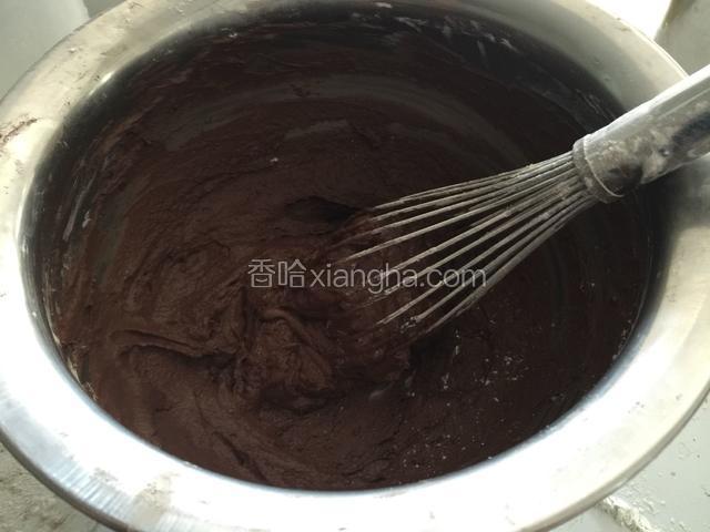 牛奶加油混合搅拌.加低粉和巧克力粉全部过筛一次.搅拌均匀即可.