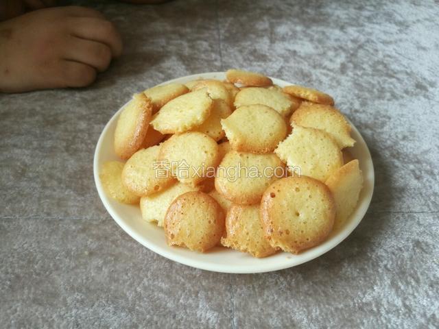 叮     蛋黄饼干烤好了。