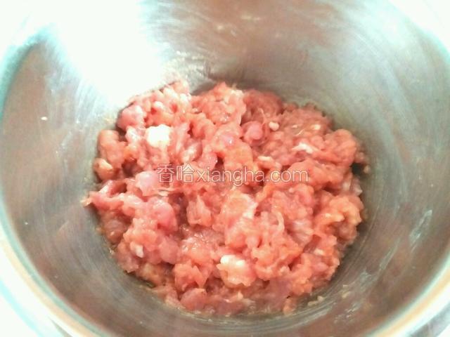 把猪瘦肉剁成碎肉馅，放入适量食用油、盐、香油、味精、十三香、生抽、姜粉
，拌匀。