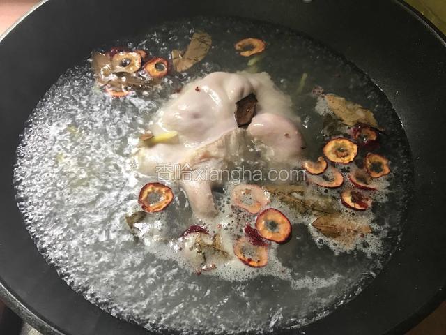 猪肚洗净，锅中倒入适量的水烧开，放入猪肚，加桂皮，花椒，香叶，姜丝，干山楂煮熟
