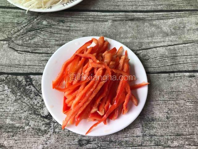 红辣椒洗净切丝