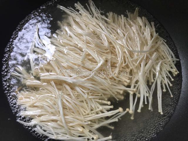 把金针菇入锅焯熟