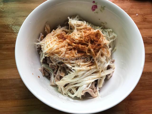 把猪肚丝装入碗中，调入辣椒油，盐，少许醋，味极鲜，辣椒粉，鸡粉，香油拌匀