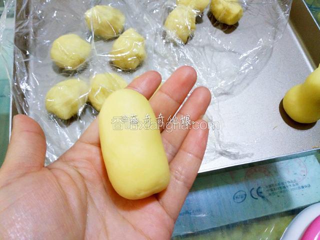 像包包子一样收口，收口朝下整理成柱形，不必太规整，收口部位在底部。