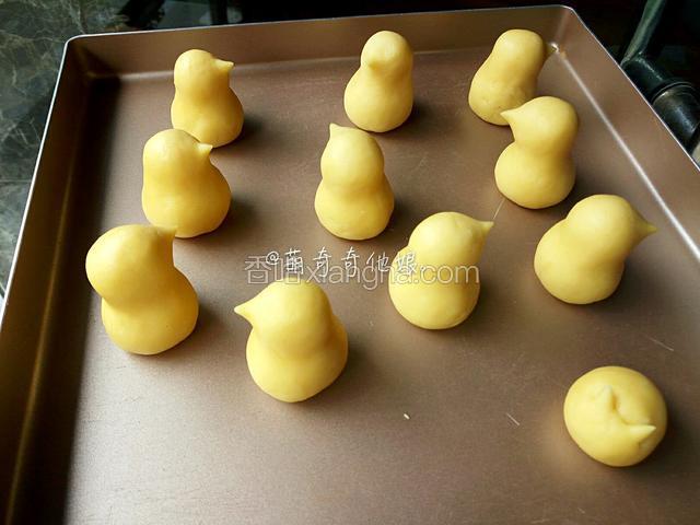 然后捏出小鸡形状，上小下大类似葫芦的样子作为小鸡的头和身体，并在头部捏出一个尖角当小鸡的嘴巴。依次完成其他的。
或者发挥自己的想象力整形成小兔子啊小乌龟啊之类的形状。