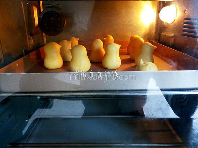 烤箱提前预热。
送入预热好的烤箱中层，上下火170度烤20分钟。