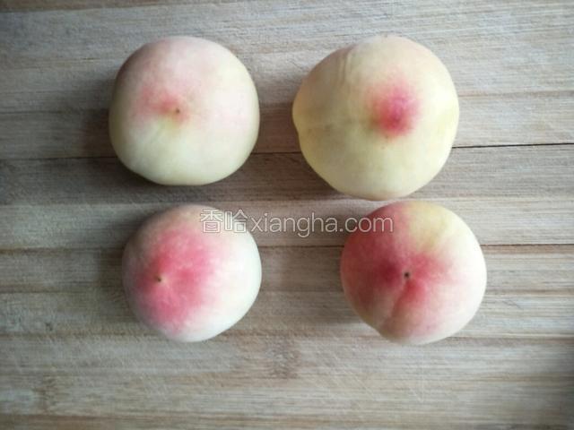 准备4个毛桃洗净备用