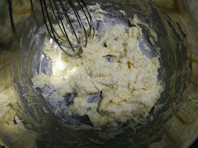 用手动打蛋器画一字型，将干粉和液体融合在一起，最后状态是无干粉无疙瘩，有点干。
(不要画圈过度搅拌，防止出筋)