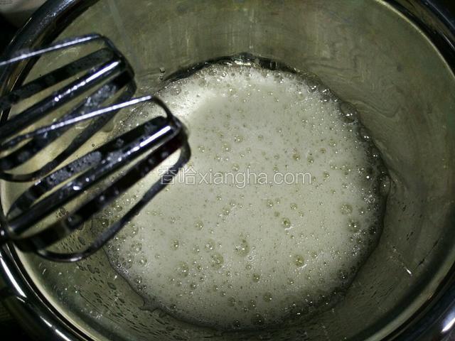 现在做蛋白糊，使用电动打蛋器，分三次加糖。
此时可以开烤箱预热。
蛋白中加入几滴柠檬汁，低速打出大气泡，加入1/3细砂糖。