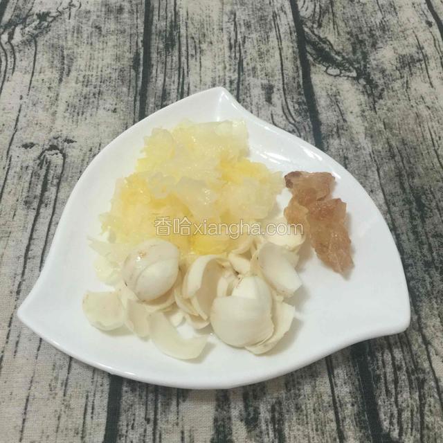 新鲜百合一颗，掰开洗干净
雪耳，冰糖 适量
