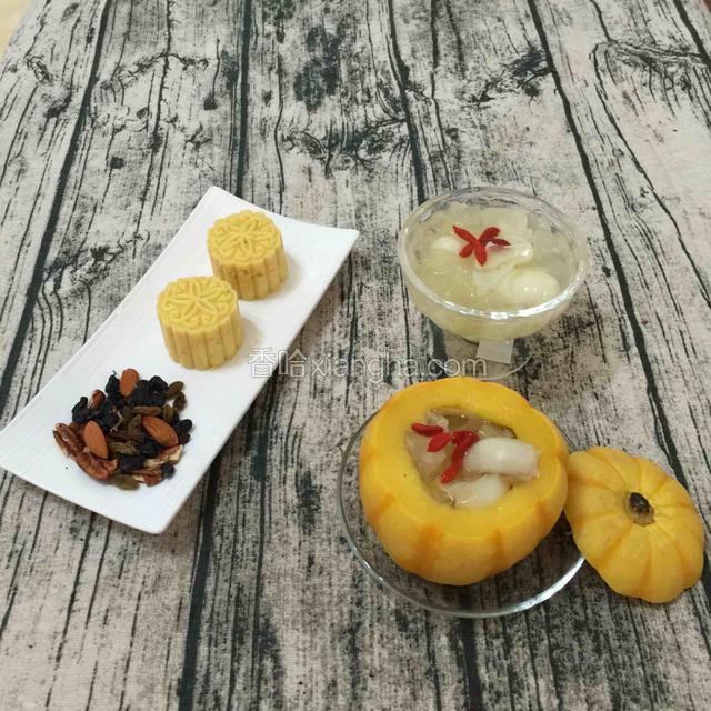 美美滴早餐
南瓜盅搭配自制绿豆糕和坚果
美味，养眼，又健康。